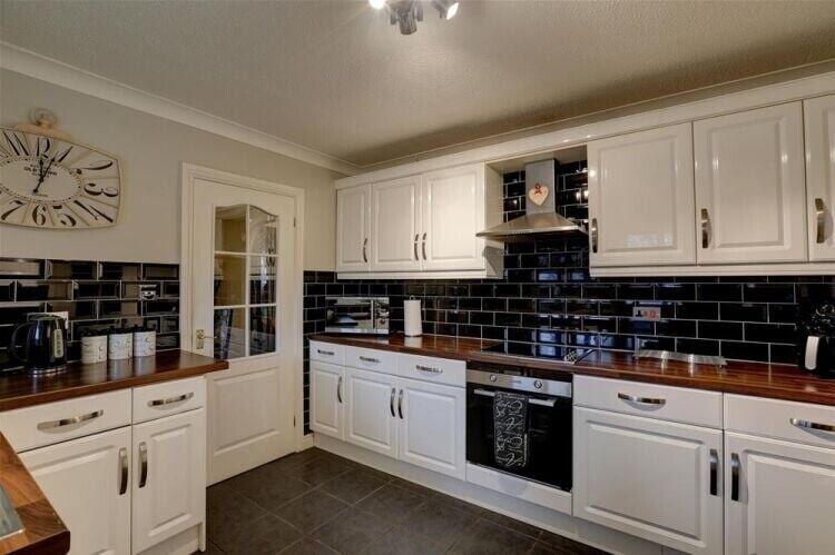 3-Bedroom Bungalow and Licensed Boarding Kennels & Cattery in Scenic Lincolnshire Photo 3