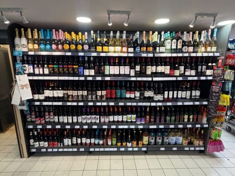 Refurbished Convenience Store for Sale in Poole, Dorset with 2500 sq.ft Retail Area Photo 3