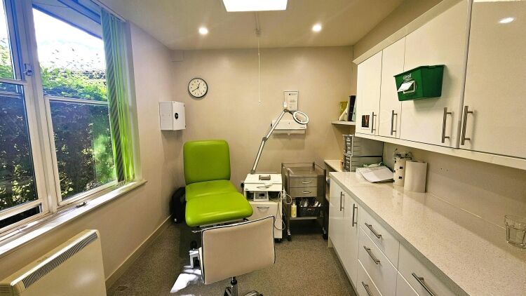 Standalone Medical Unit for Sale in Central Ferndown, Dorset, 538 sq ft with Parking Spaces Photo 3