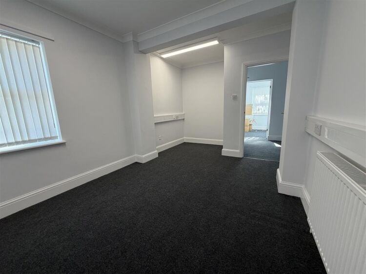 Recently redecorated offices available in Portishead Somerset, offering 537 sq ft of flexible space Photo 3