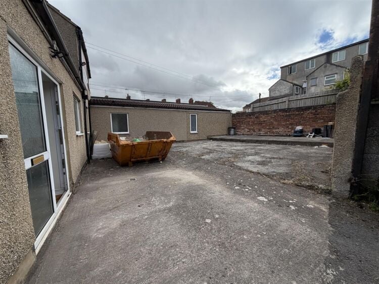 Self-Contained Office Building for Sale in Bristol with Storage Yard and Parking Photo 3