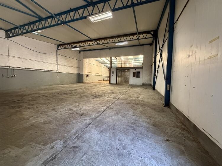 An end of terrace industrial unit measuring approximately 4,030 ft² (374.4 m²) with additional mezzanine storage. the unit benefits from a s Photo 3