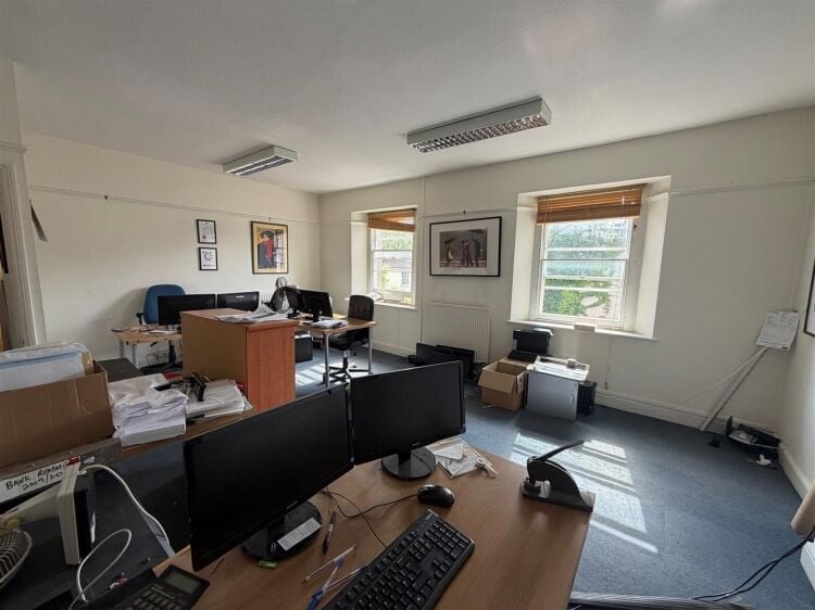 A self contained top floor office of approximately 820 ft² / 76 m² located in a prime trading position on whiteladies road. Photo 3