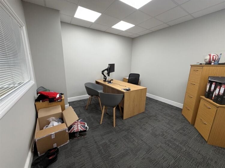 Retail/office investment opportunity in Bristol's Clifton with 1,700 ft² of leased space Photo 3