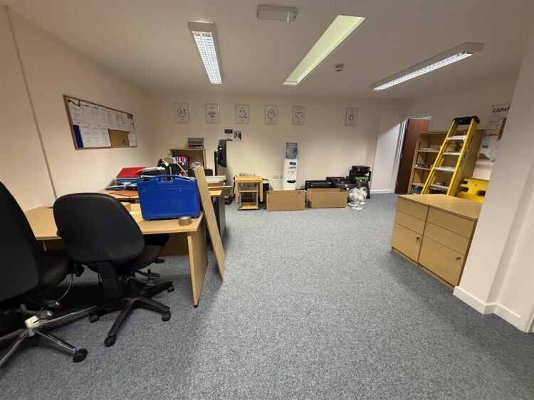 A modern light industrial unit of approximately 1,939 ft² , with further mezzanine storage of approx. 1,484 ft². the unit benefits from roll Photo 3