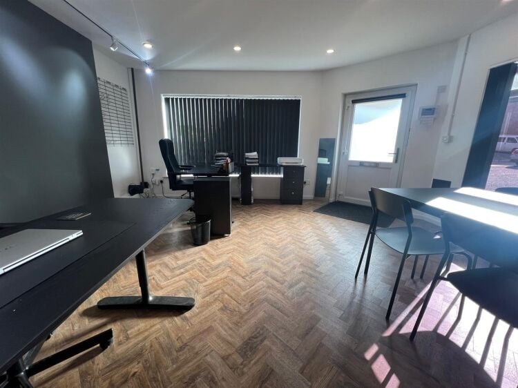 A modern shop/office of approximately 485 ft² benefiting from air conditioning, kitchen and toilet facilities. in addition, an off street parking Photo 3