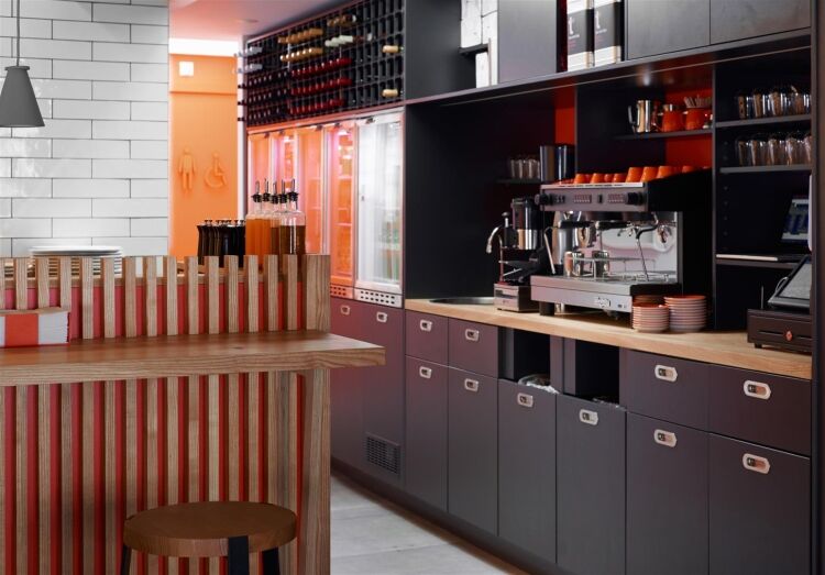 A rare opportunity to purchase a restaurant lease located in a prime trading position on north street. the restaurant is very well presented, measurin Photo 3