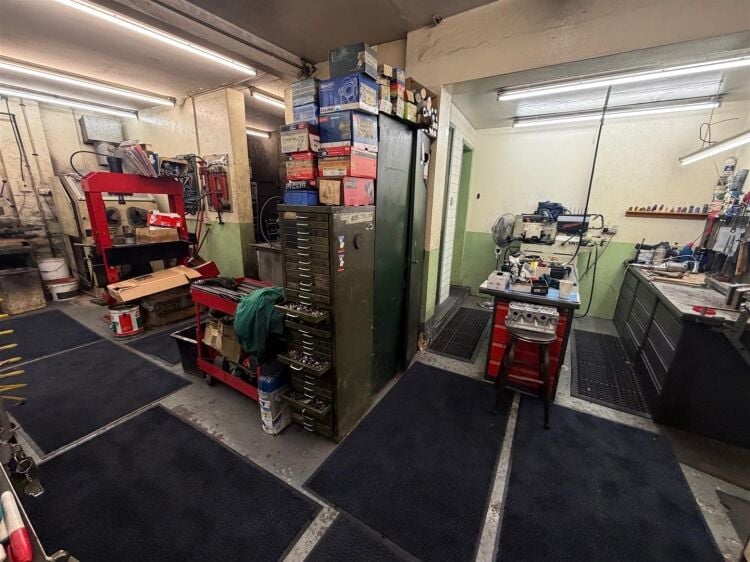 Prominent 2,000 ft² garage unit for sale on West Street, Bedminster, Bristol Photo 3