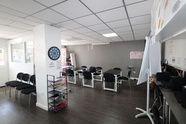 Prime Business Opportunity on Busy Dallow Road, Luton with Potential for Expansion Photo 3