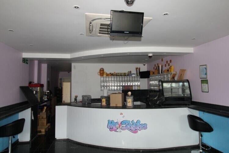 Prime Business Opportunity on Pinner Road, North Harrow, Double-Fronted Shop with Ample Parking Photo 3