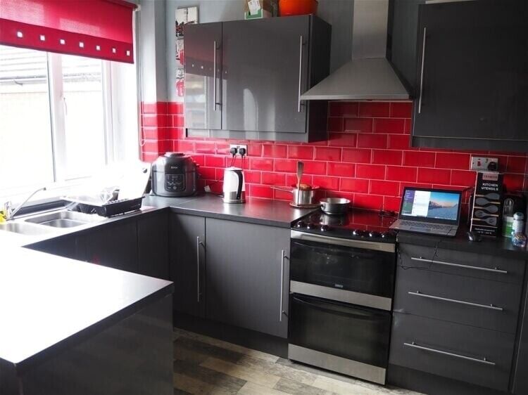 Two-Bedroom Detached House in Central Morley, Leeds, Near Amenities, with Garage and Patio Photo 3