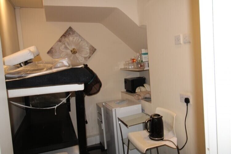 Prime A1 Retail Unit Available on Deansbrook Road in Bustling London Area Photo 3