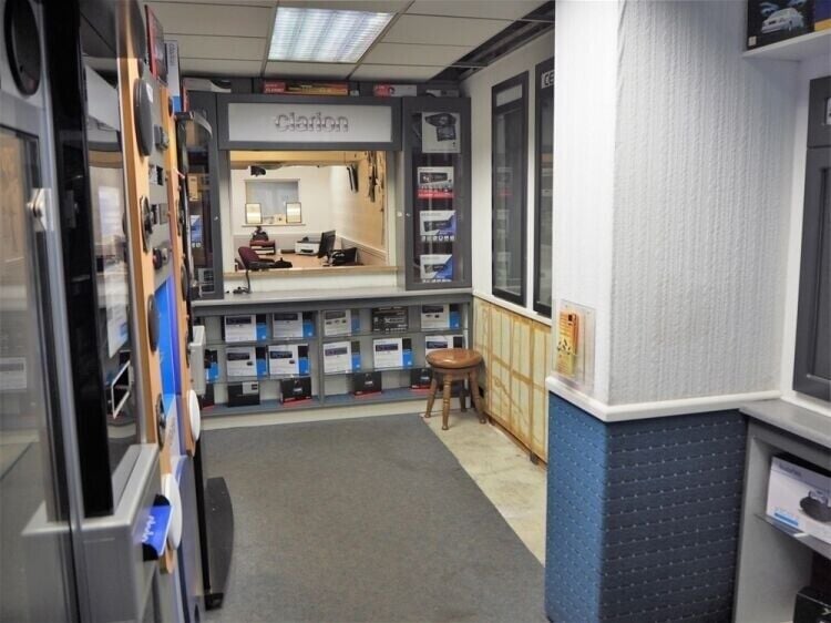 Prime Location Freehold Premises in Halifax, Perfect for Various Retail Opportunities Photo 3