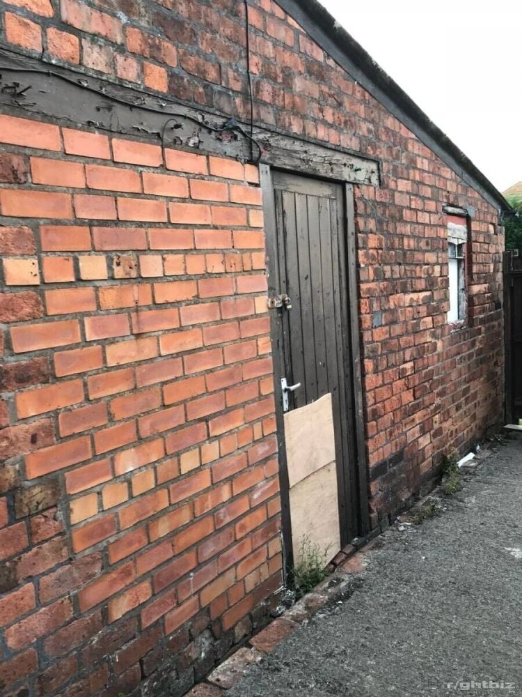 Spacious Vacant Newsagent Building in Tyldesley, Manchester, Boasting 3 Bedrooms and Garage Photo 3