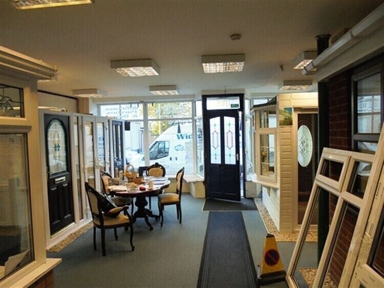 Exceptional Commercial Premises in Cheshire - Perfect for Various Uses, Ready for Immediate Acquisi Photo 3