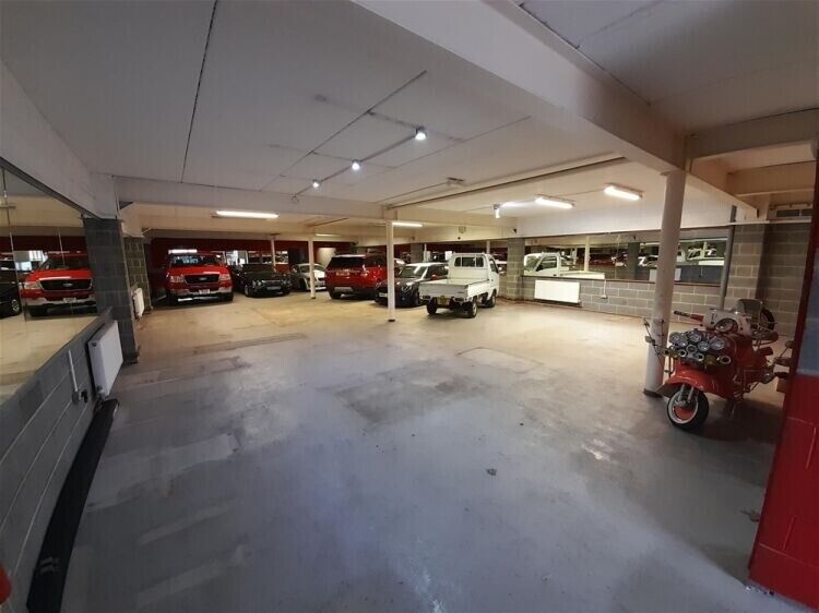 Prime Commercial Unit in Grimsby Perfect for Various Uses Photo 3