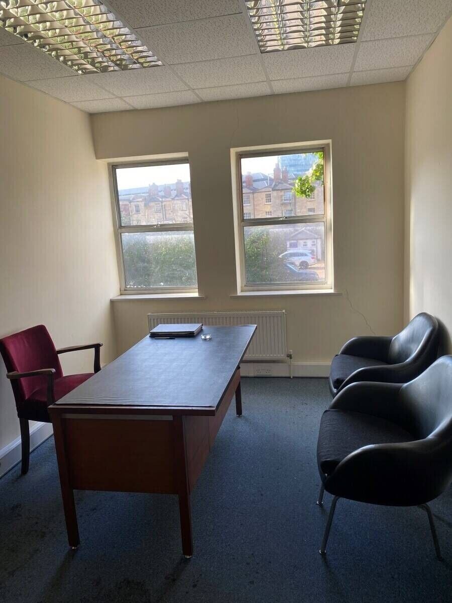 OFFICE TO LET - UTILITIES & RATES INCLUDED - 2 LARGE OFFICES - SOUTH ST, READING Photo 3