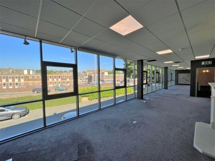 Prime Showroom Premises Available in Brighouse Town Centre, Ideal for Varied Uses Photo 4
