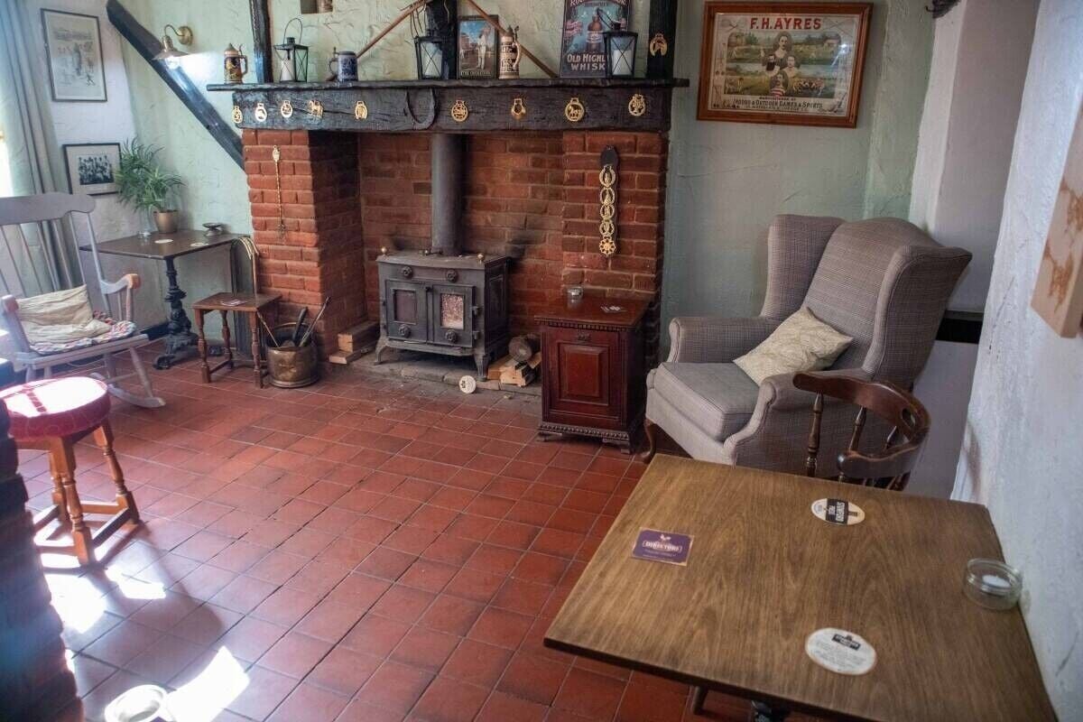 Prime Hertfordshire Pub with Massive Development Potential & Six Bedrooms Photo 4