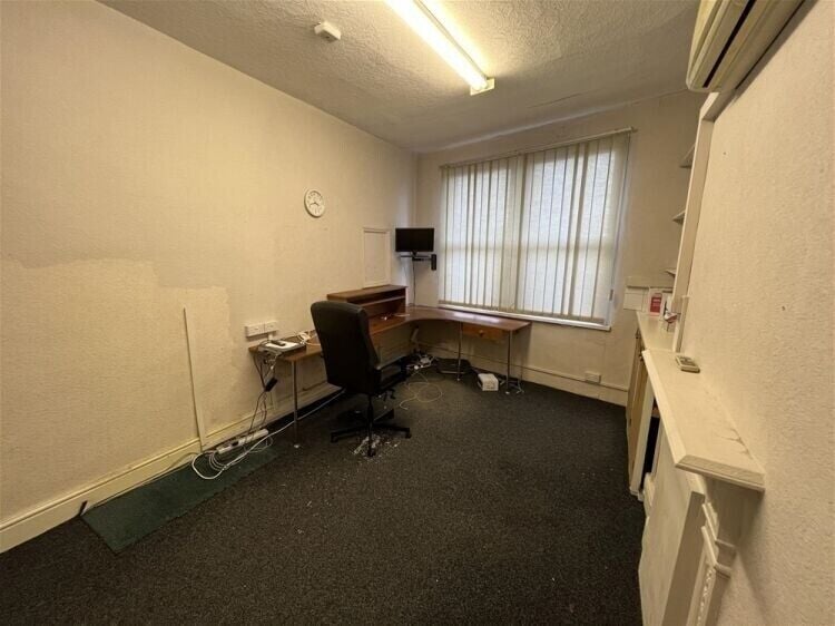 Prime Location Vacant Shop Unit Available for Sale in Leeds Photo 4
