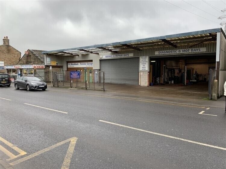 Versatile Freehold Commercial Property in Huddersfield, Ideal for Various Ventures Photo 4