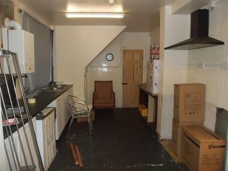 Prime Seaside Commercial Property in Withernsea, Former Cafe, Ideal for Various Uses Photo 4
