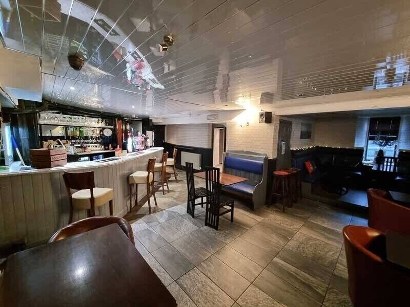Prime Corner Commercial Property in Glasgow - Long-Established Public House For Sale Photo 4