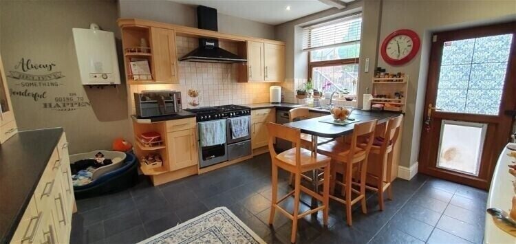 Charming Four-Bedroom Detached Property with Business Space in Barnsley, South Yorkshire Photo 4