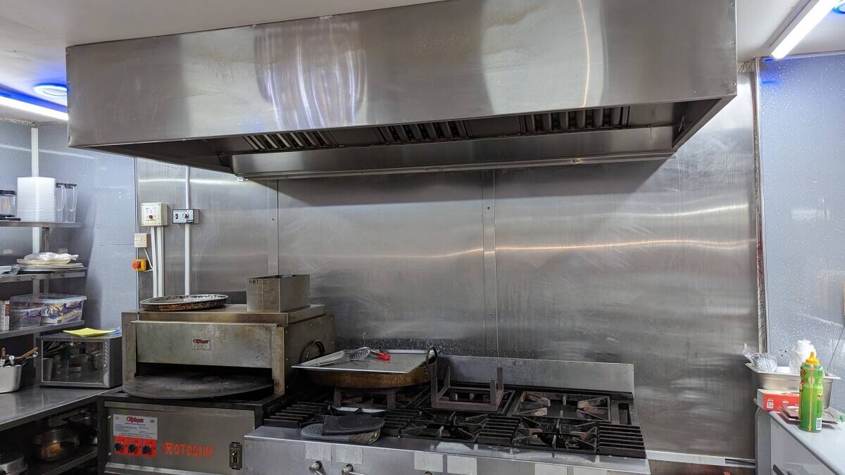 Lease Opportunity: Commercial Property in Sandwell West Midlands with 4-Bedroom Rented Flat Photo 4