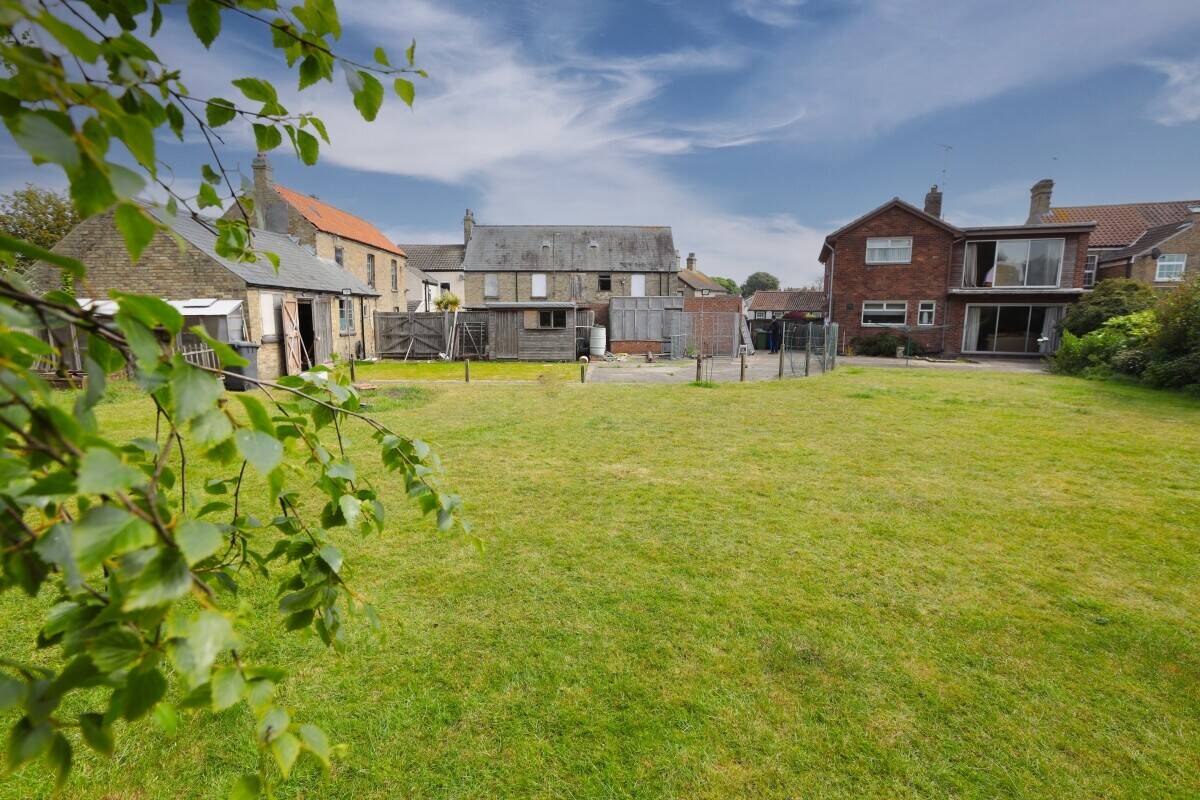 Prime Residential Development Opportunity in Pakefield with Over 0.5 Acres Land Photo 4
