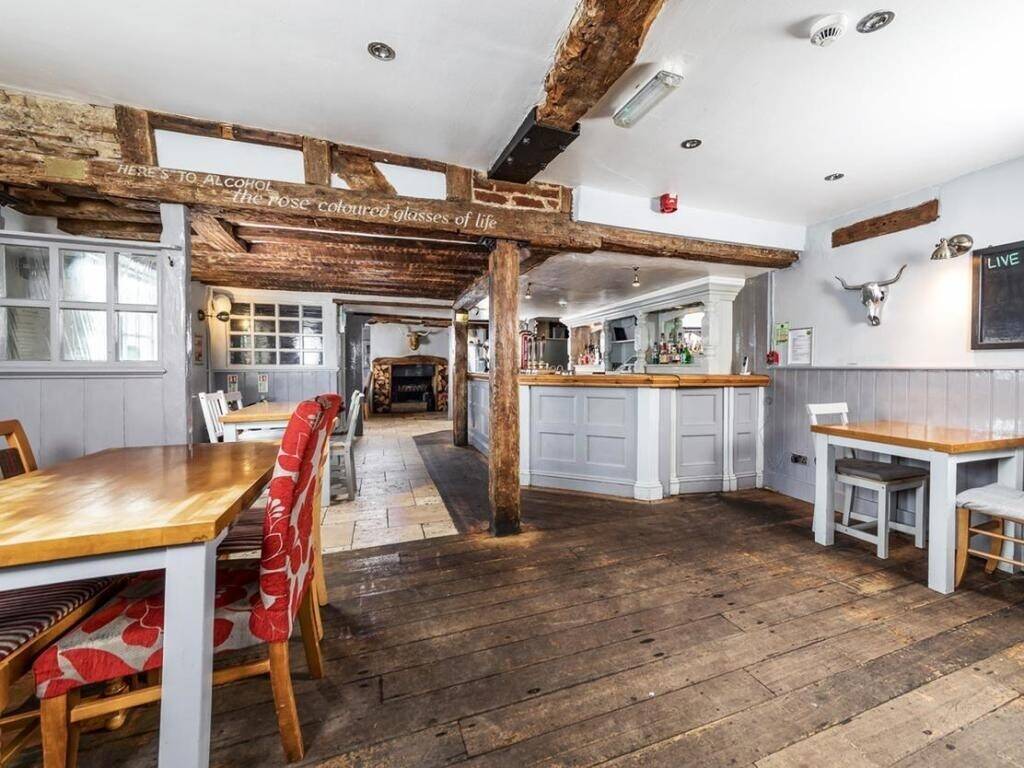 17th Century Freehold Country Pub in Barton le Clay, Bedfordshire with High Trade Potential Photo 4