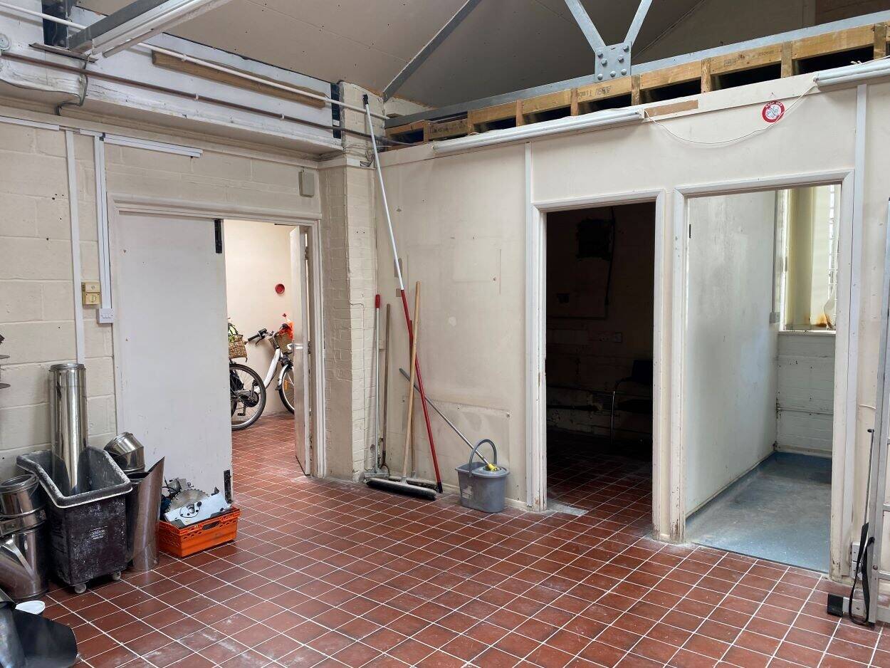 Commercial Premises - B1 Business Use - Reading Berkshire-Business Premises/Office/Storage/Workshop Photo 4