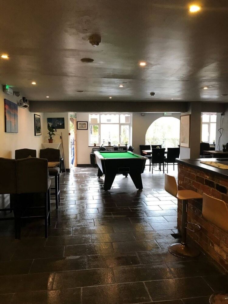 Modern Sports Pub and Four Bedroom Flat Seeking New Ownership in Reading Berkshire Photo 4