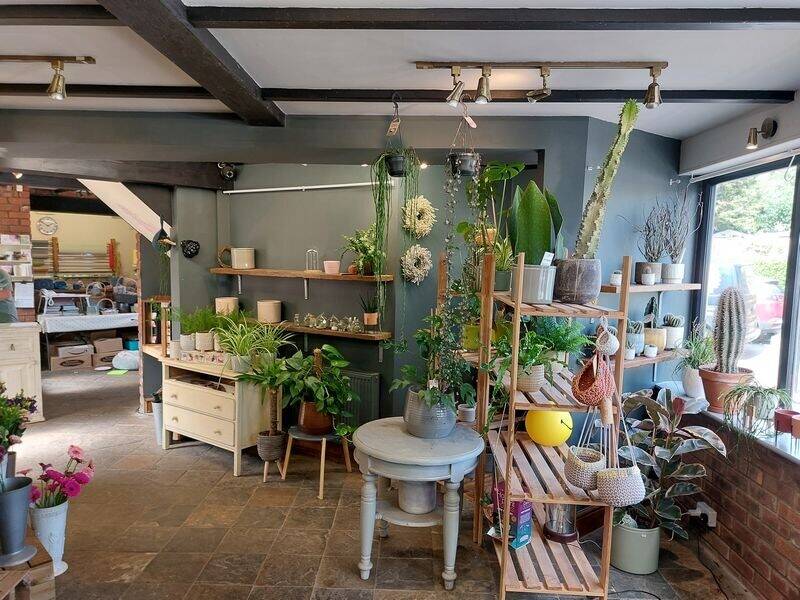 Very Visible Retail Unit TO LET ideal for salon, cafe, retail etc 196 Melrosegate, York, YO10 3SW Photo 4
