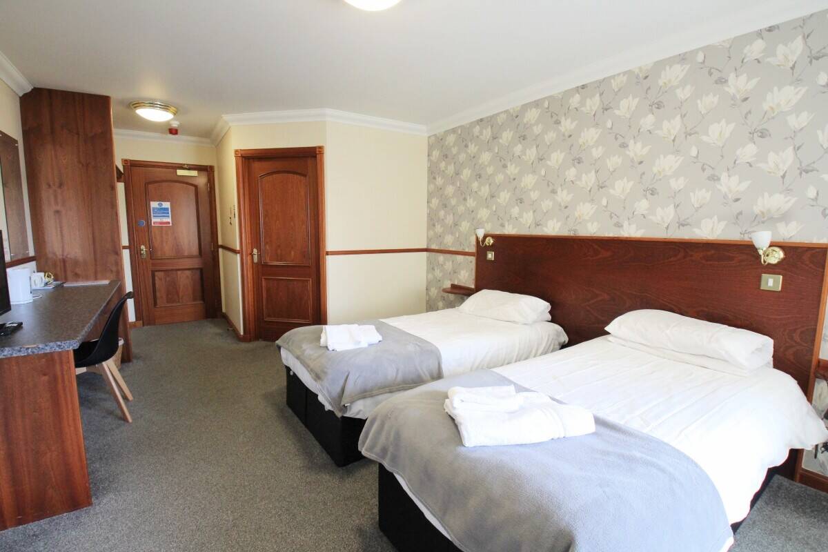 Bar and Restaurant with 8 Letting Rooms Available in Fraserburgh Outskirts Photo 4