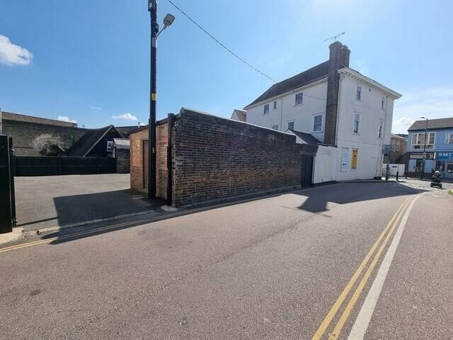 REDUCED OFFICES TO LET  WITH PARKING - APPROX. 1,700 SQ. FT.  within a GRADE II LISTED PROPERTY Photo 4