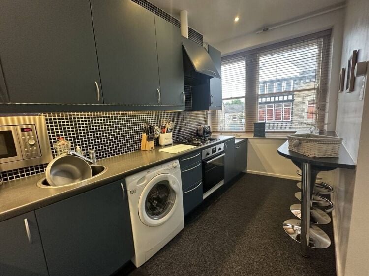 Dual Income Commercial Property with Apartment in Buxton, Near Peak District Photo 4