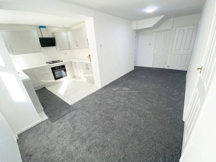 Renovated 5-Bedroom Semi-Detached Property in Desirable Oadby, Leicester LE2 Kendrick Drive Photo 4