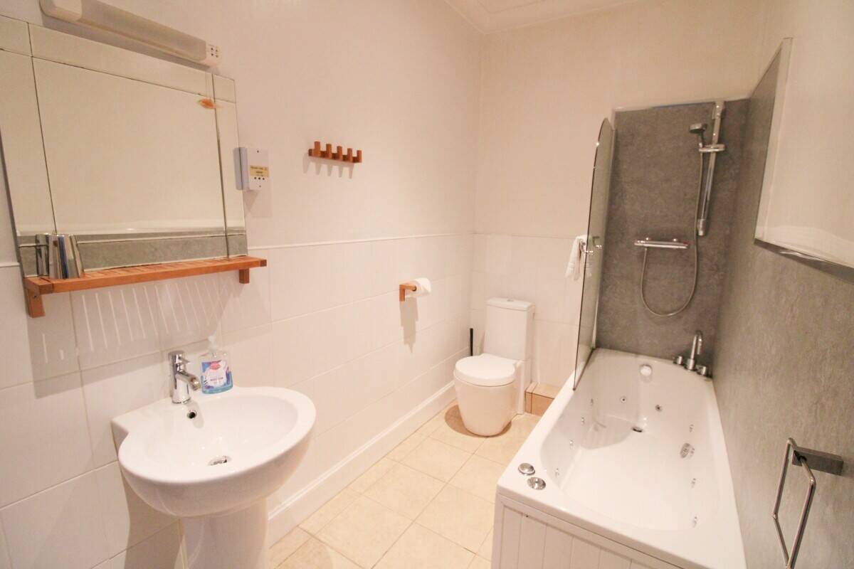 Victorian Villa with 8 Letting Rooms and Owner's Apartment on Thriving Scottish Island Photo 4