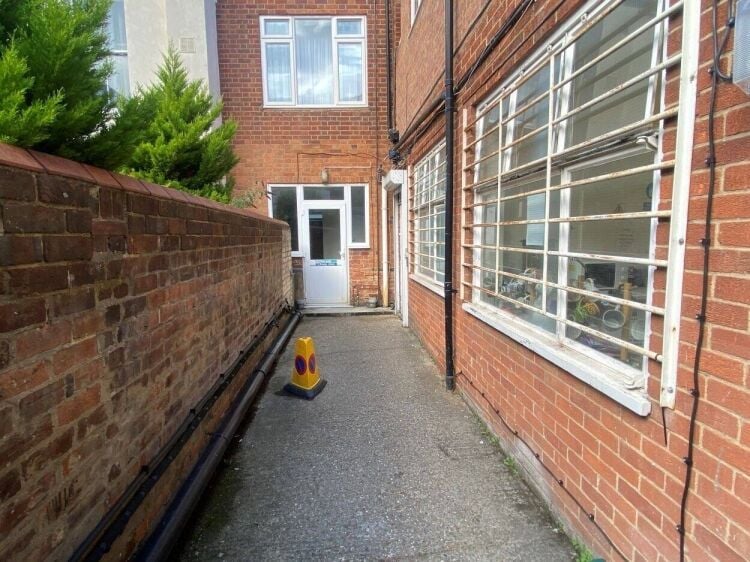 Spacious Office Unit Available for Lease on Oxford Road, Reading - Includes Parking & Amenities Photo 4