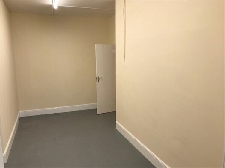 Retail Premises in a Prime Position For Sale in Newton Abbot Photo 4
