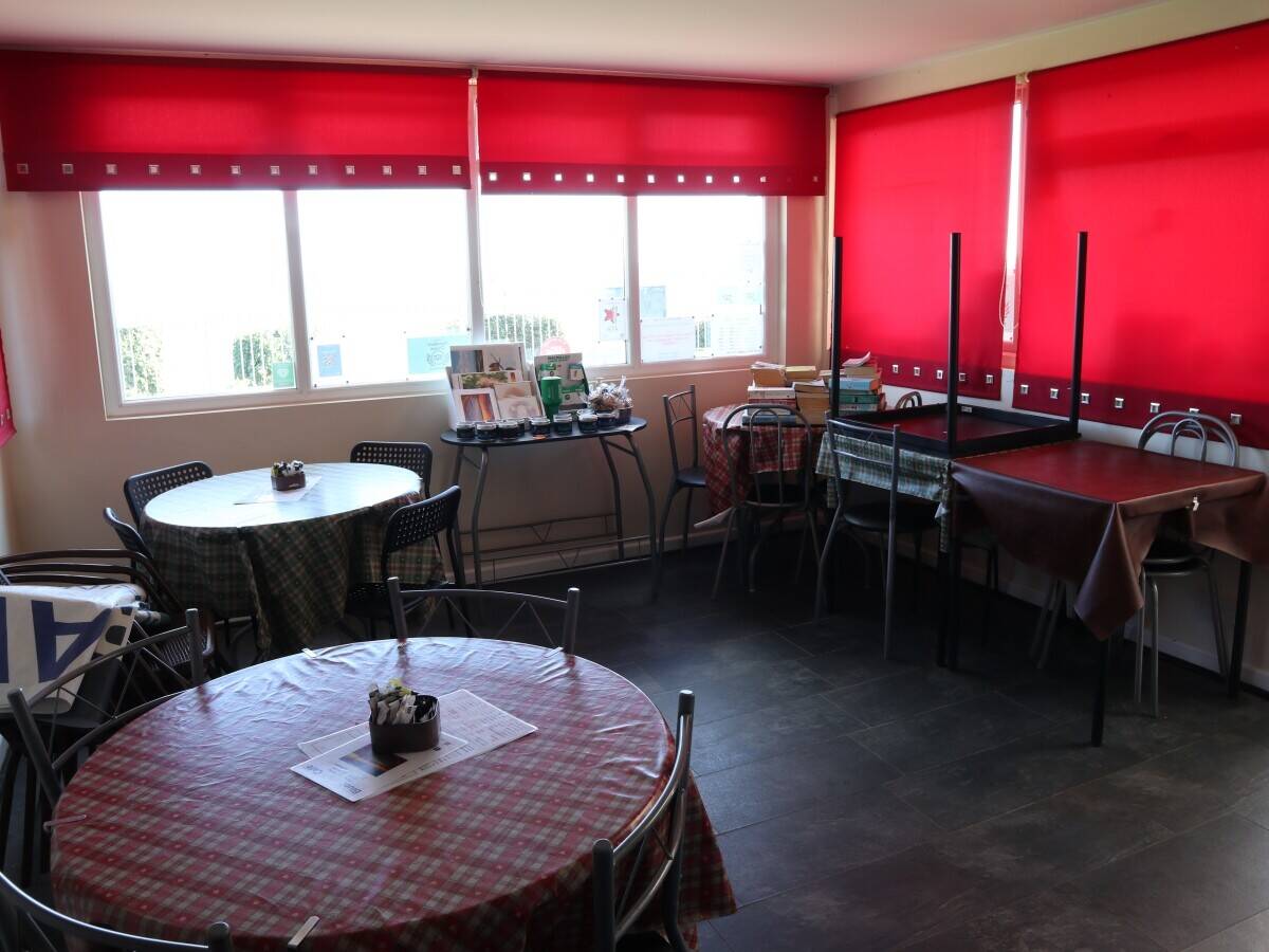Unique Opportunity to Own a Cliffside Coastal Café in Scenic Shanklin, Isle of Wight Photo 4