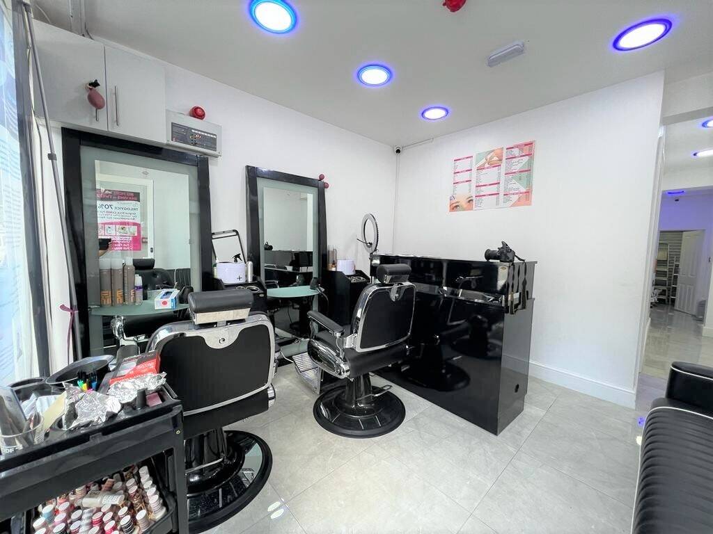 Prime Retail Space Available Near Canning Town, Ideal for Various Businesses Photo 4