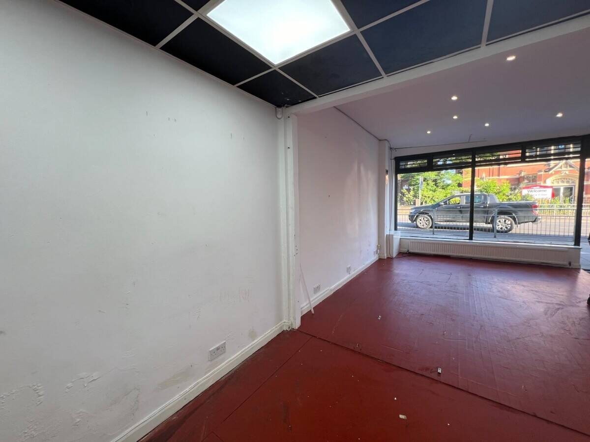 Shop to let -Ilford High Road Photo 4