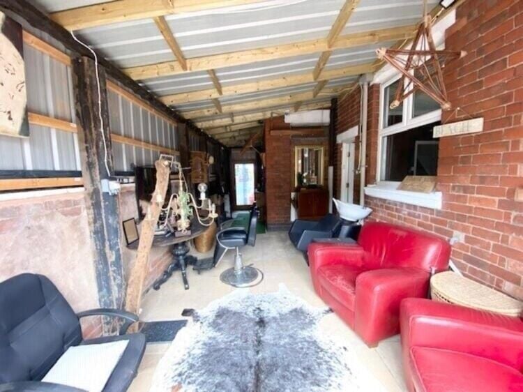 Freehold Commercial Property in Earlsdon, Coventry with Barber Shop and 4 Bedroom Accommodation Photo 4