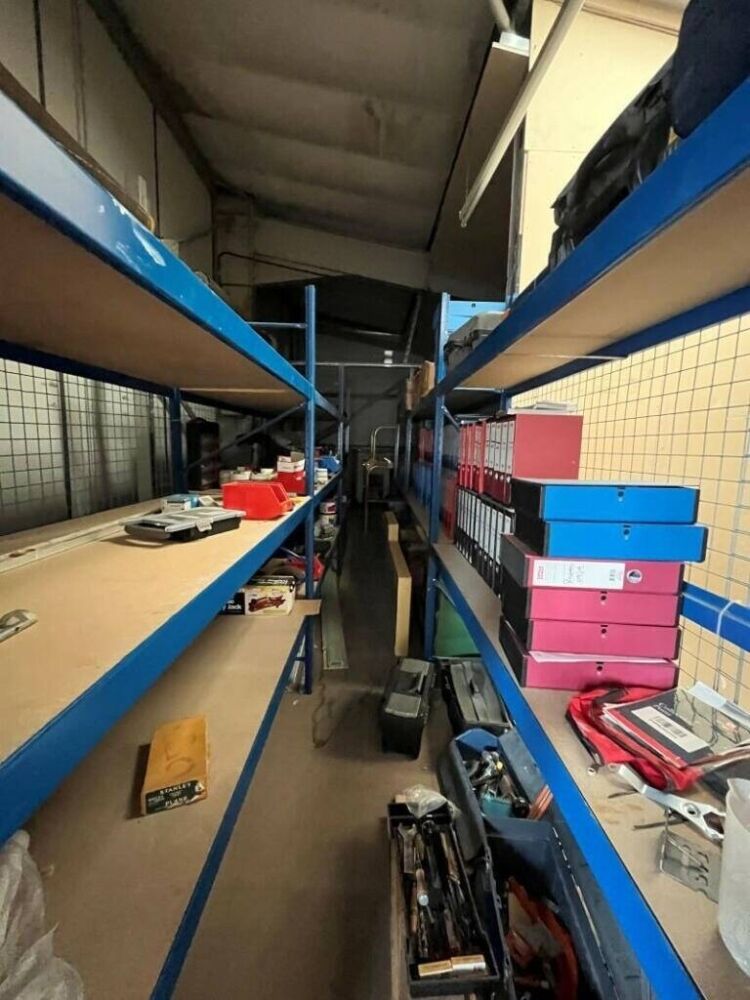 Spacious Multi-Use Warehouse in Surbiton, London with Parking and Excellent Access Photo 4