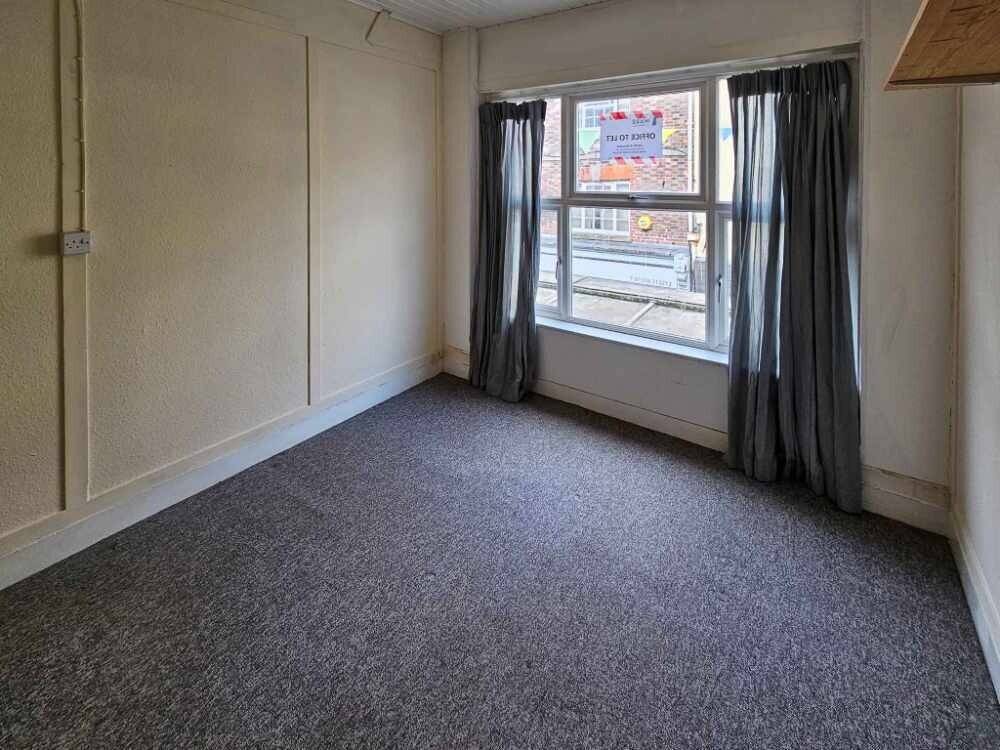 A Centrally Located Office Suite To Let Photo 4