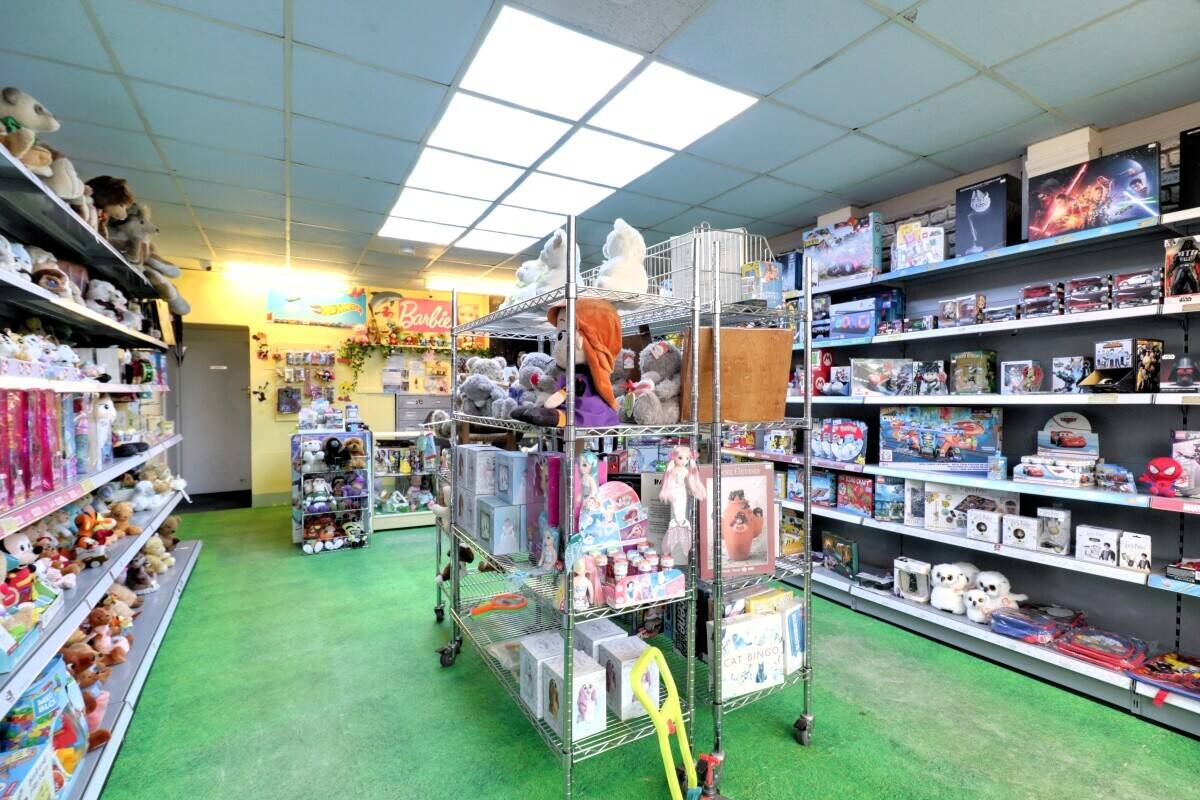 RETAIL SHOP - APPROX 526 SQ. FT. Photo 4