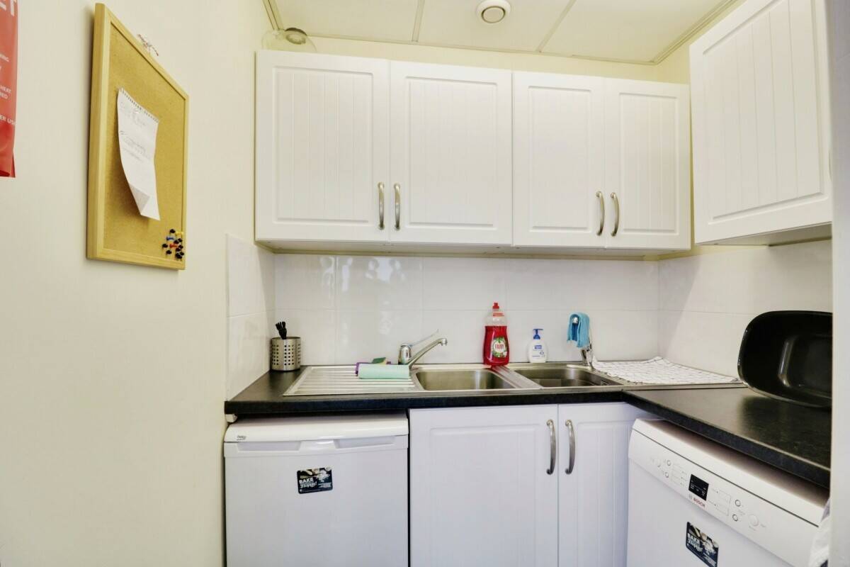 Prime Retail Shop/Office Space Available for Rent in Southend on Sea Essex Photo 4