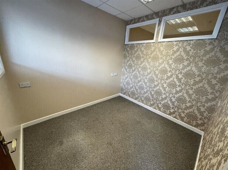 Prime Retail/Office Space Available Immediately in Central Newton Abbot Photo 4